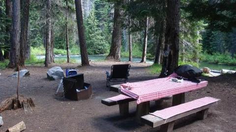 A picnic table at Lodgepole Campground